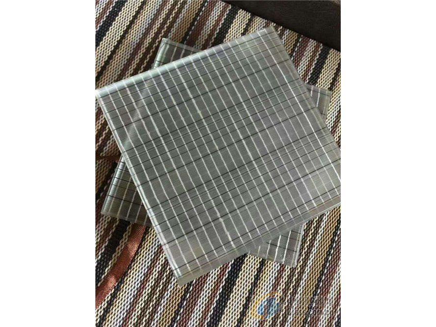 夹丝玻璃